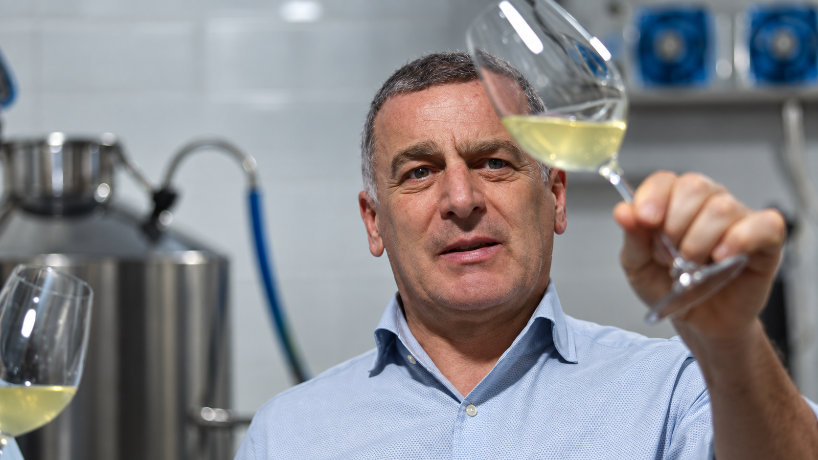 Massimo Azzolini avaliando uma taça de vinho